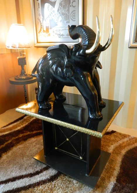 Elefante en Mármol Negro